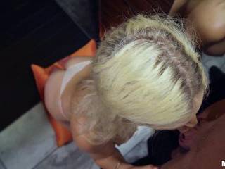 Порно с красоткой на пляже